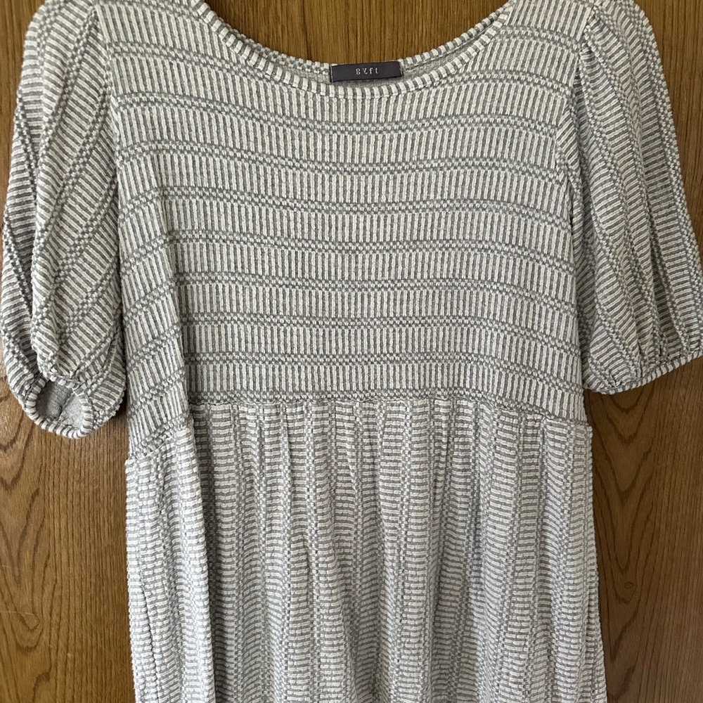 BKE White and Gray Ribbed Short Sleeve Blouse